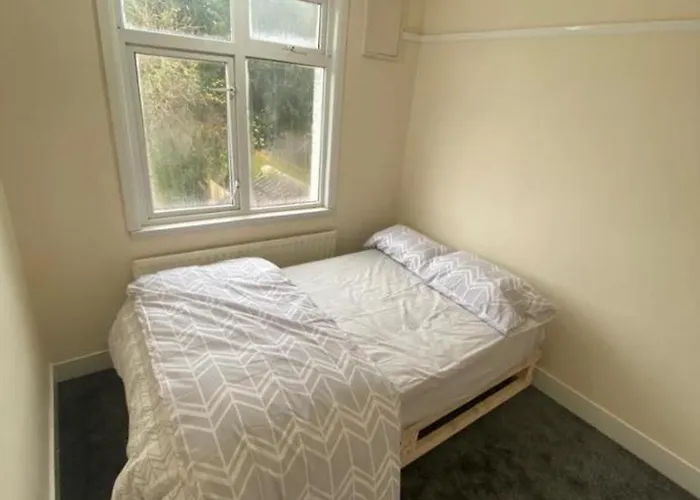 Best Room- Near London Luton Airport And Close To Restaurants Shops And Dunstable Hospital